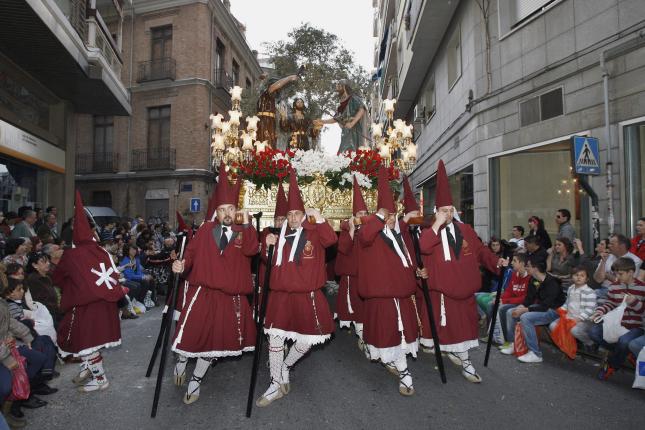 NAC139. MURCIA, 02/04/2012.- Nazarenos estantes portan a hombros el trono del Prendimiento de Jesús, obra del escultor José Sánchez Lozano, durante la procesión de la Real, Ilustre y Muy Noble Cofradía del Santísimo Cristo del Perdón, que recorre las calles de Murcia en la noche del lunes santo. EFE/Juan Francisco Moreno